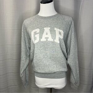 GAP Women’s Holiday Logo Crew Neck Sweatshirt Size Medium Light Heather
